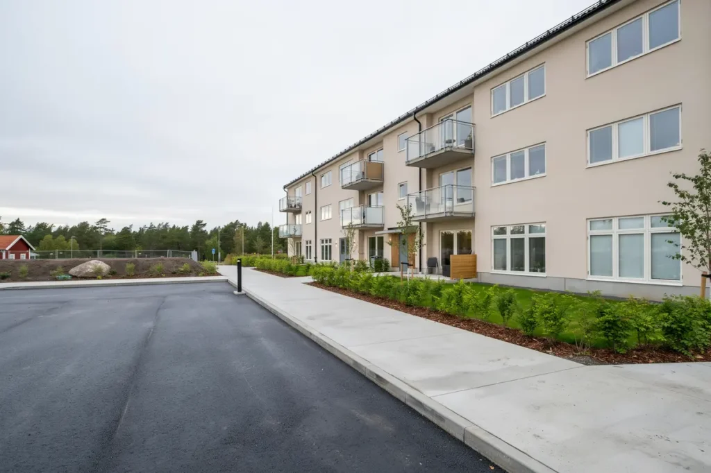 anl ggning av parkeringsyta och g ngstr k vid flerbostadshus i m lnlycke